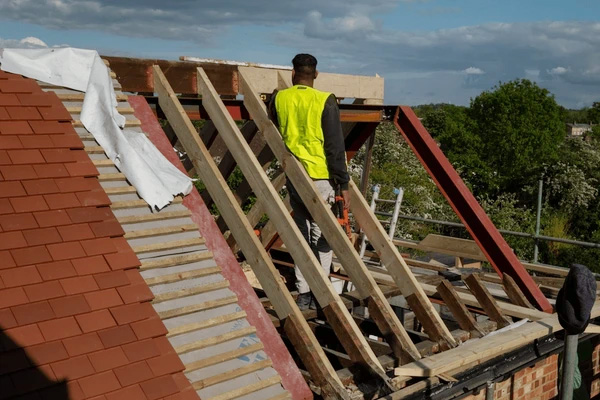 Couvreur toiture Bréhal démoussage zinguerie réparation